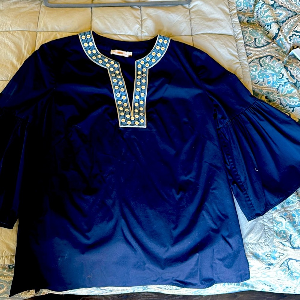 Super cute bell sleeve tunic in excellent condition